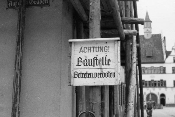 Baustellenschild am Geschäftshaus 1957