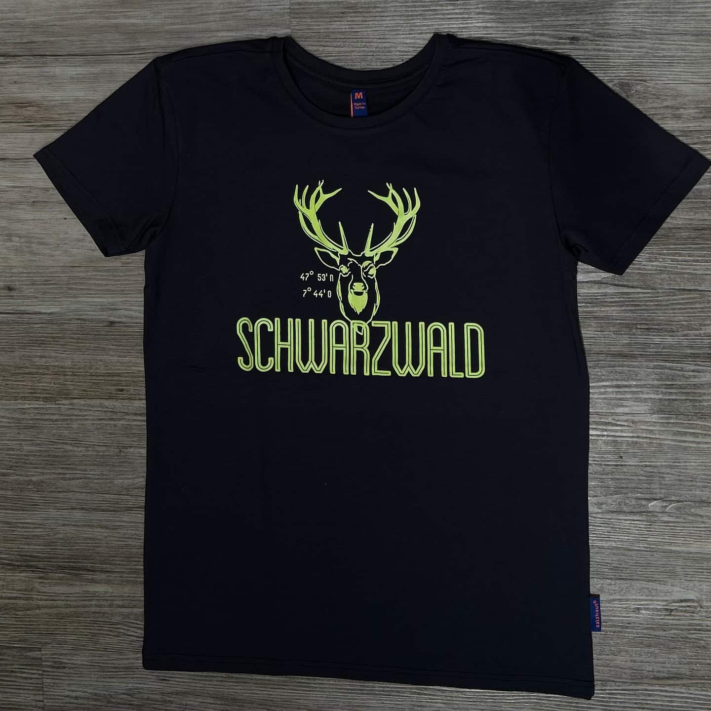 schwarzwald-anthrazit-neongelb-tshirt