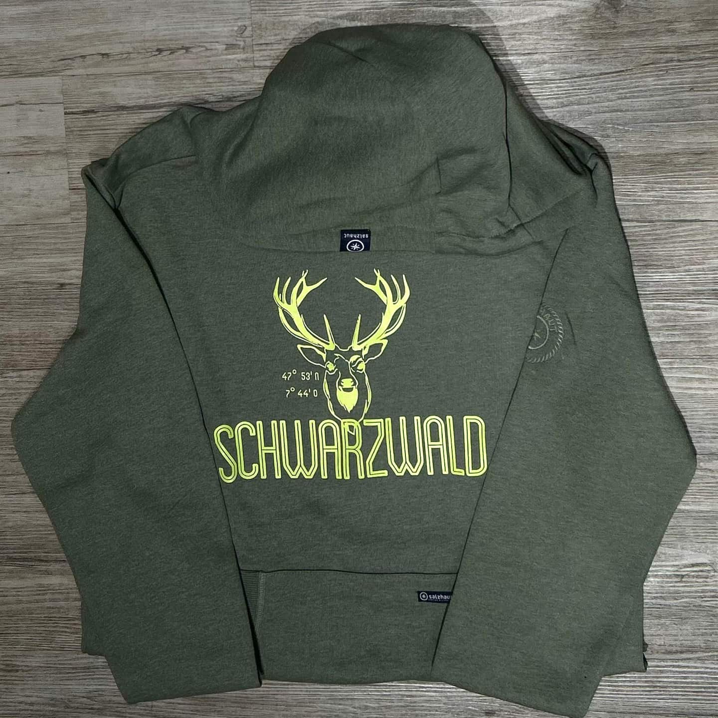 schwarzwald-hoodie-seagras-neongelb-pullover