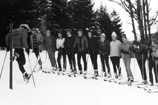Skischul-Leiter Sepp Zimmermann weist die Skilehrer ein